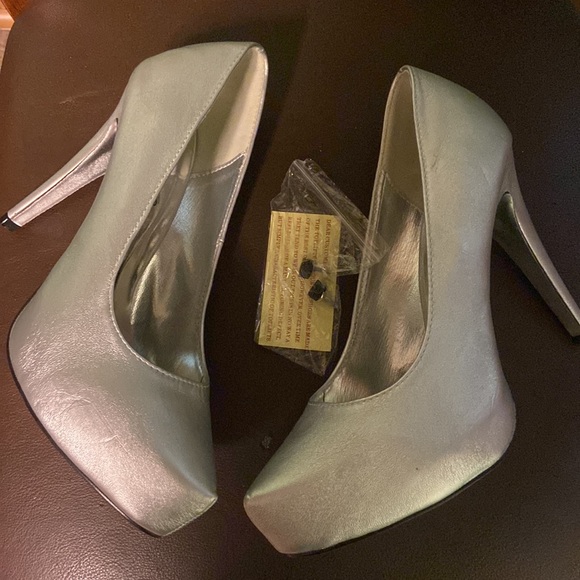 Brand new in the box still smells new. Pierre Dumas Silver heels size 8.5. - Picture 3 of 8